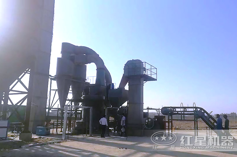 戶外磨粉機(jī)生產(chǎn)線作業(yè)