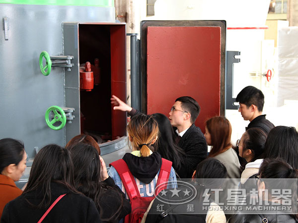 用戶來(lái)參觀磨粉生產(chǎn)線設(shè)備
