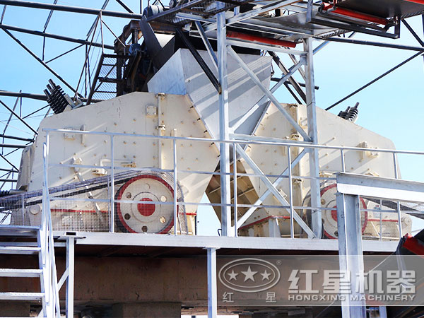 大型石料破碎廠現(xiàn)場(chǎng)作業(yè)采用反擊式破碎機(jī)