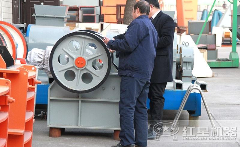 客戶(hù)參觀400×600石頭破碎機(jī)