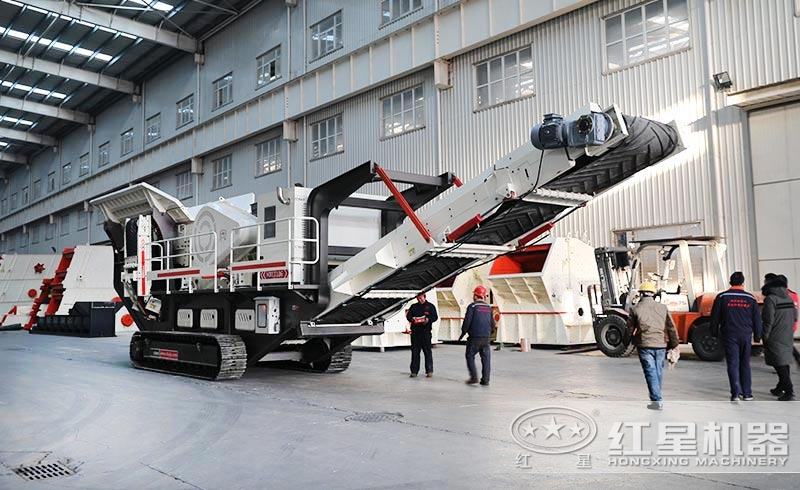 客戶來(lái)紅星選購(gòu)移動(dòng)青石石頭碎砂機(jī)