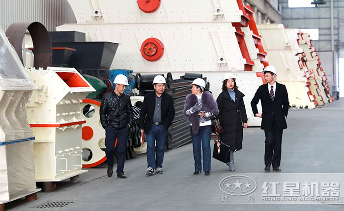 紅星時產400方的大型砂石粉碎機客戶參觀圖