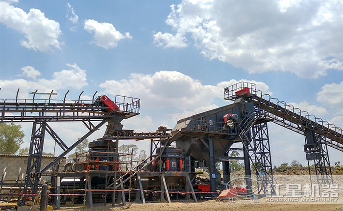 小型硬巖石頭破碎機(jī)作業(yè)現(xiàn)場