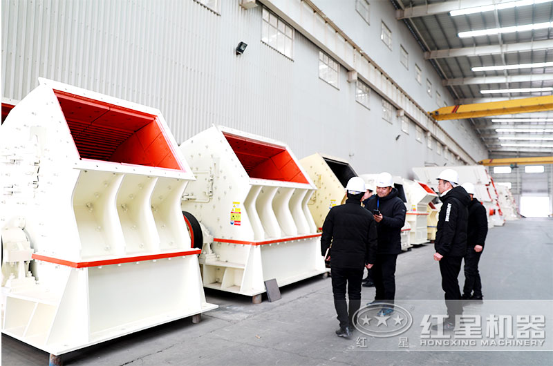 用戶參觀紅星機器碎煤機車間