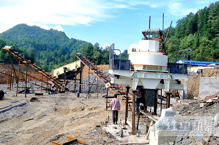 小型鵝卵石制砂機(jī)用戶安裝現(xiàn)場(chǎng)