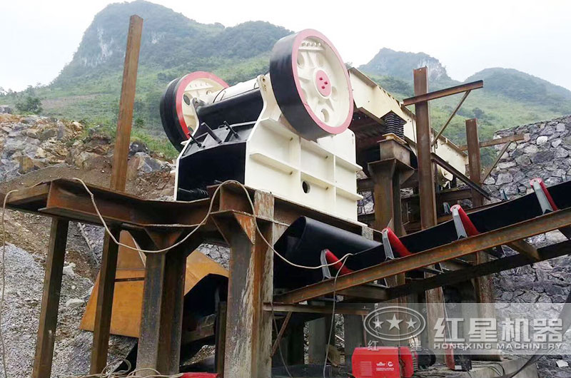 顎式碎石機作業(yè)現(xiàn)場