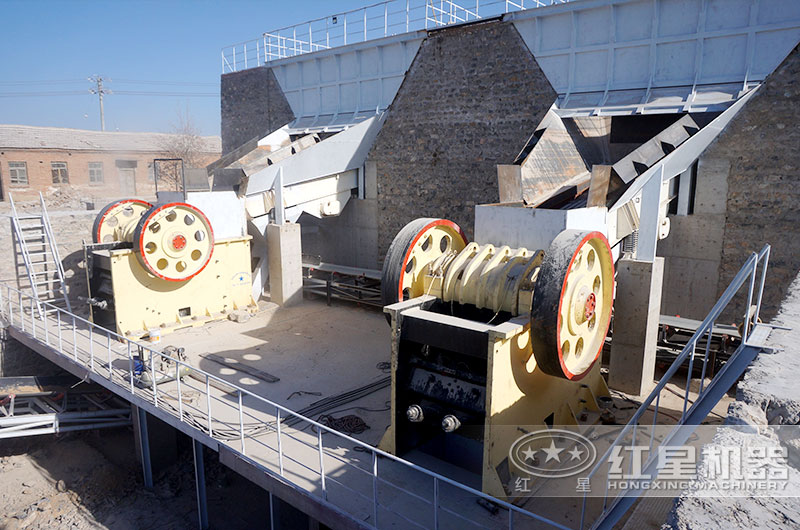 鄂式破碎機(jī)現(xiàn)場