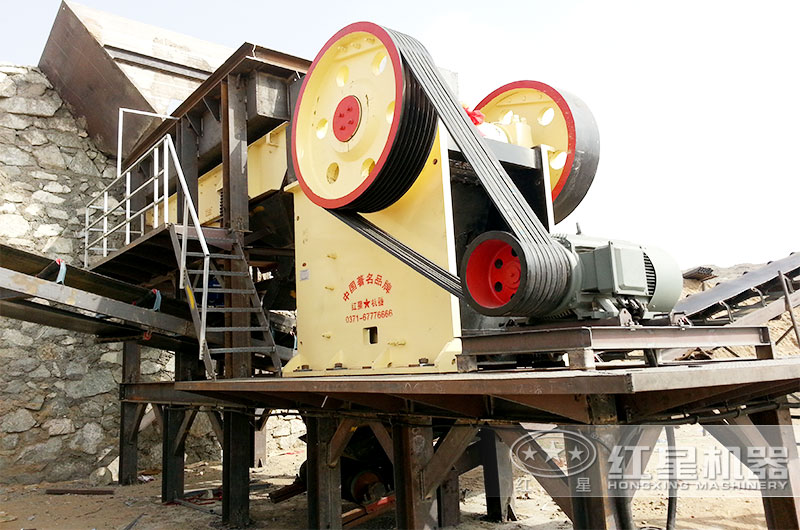 內(nèi)蒙時產(chǎn)150t玄武巖生產(chǎn)線之顎式破碎機(jī)現(xiàn)場