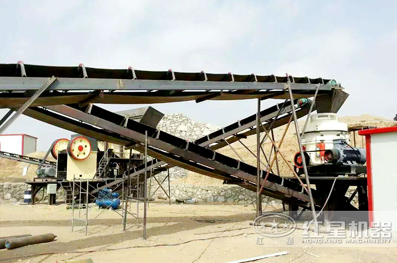 內(nèi)蒙時產(chǎn)150t玄武巖生產(chǎn)線之顎式破碎機(jī)現(xiàn)場