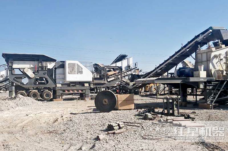 時(shí)產(chǎn)300噸大型移動(dòng)石子粉碎機(jī)現(xiàn)場(chǎng)