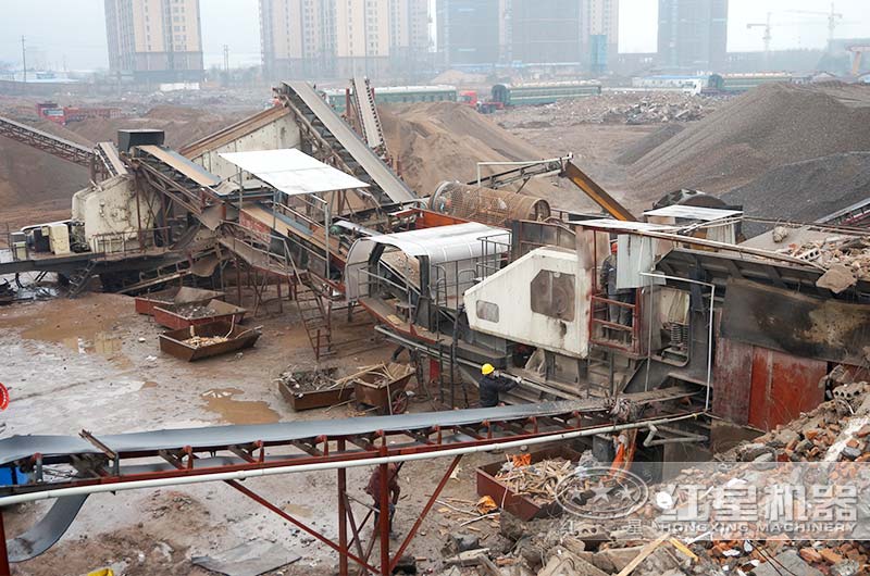 建筑垃圾粉碎機(jī)作業(yè)現(xiàn)場(chǎng)