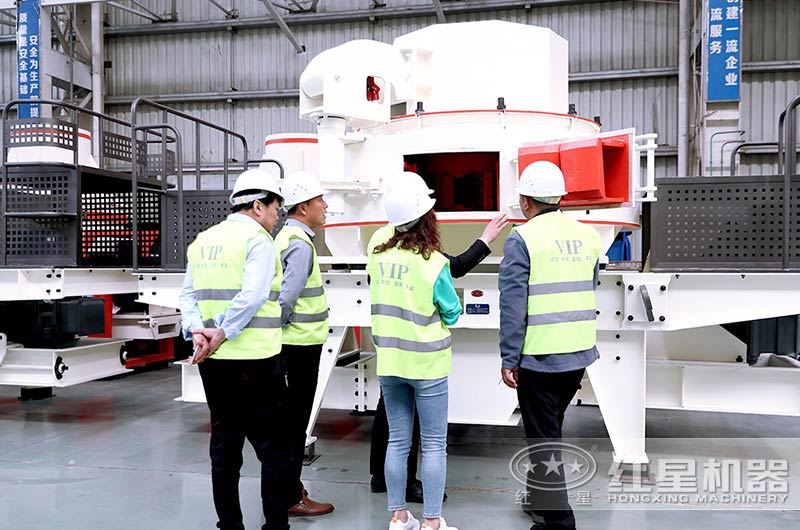 用戶(hù)參觀紅星機(jī)器制砂設(shè)備車(chē)間