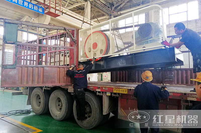 小型對(duì)輥式制砂機(jī)發(fā)往山東煙臺(tái)