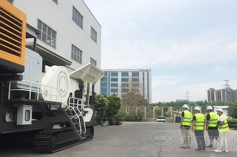 客戶到紅星廠區(qū)參觀移動(dòng)設(shè)備